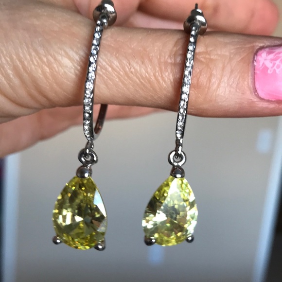 Beautiful Multi-faceted earrings. - Picture 2 of 3
